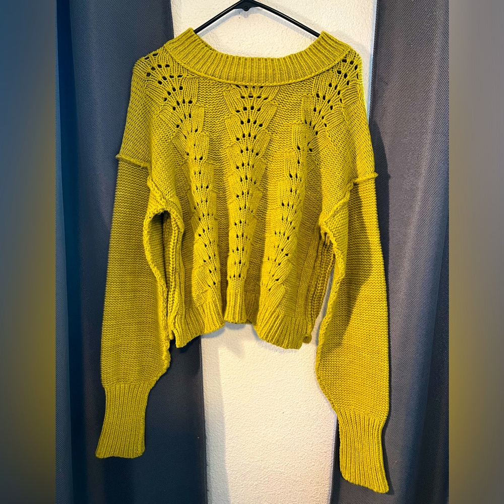 FREE PEOPLE SWEATER!! Gorgeous green! Size Medium